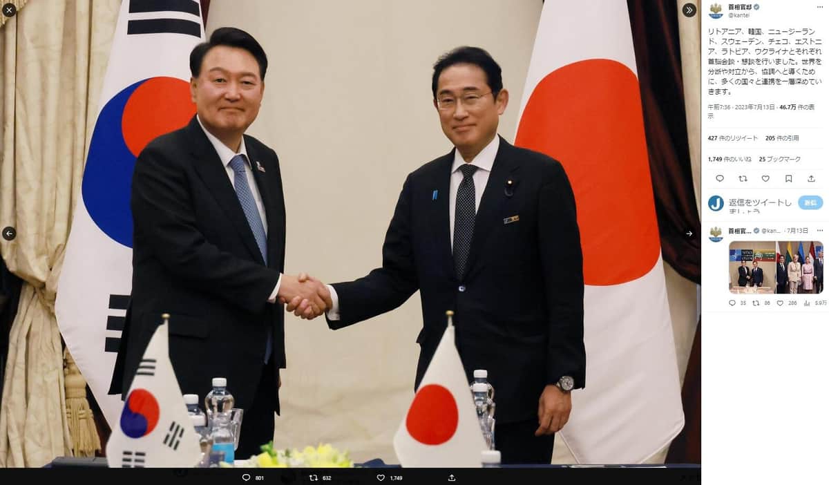 岸田文雄首相（右）と尹錫悦（ユン・ソンニョル）韓国大統領。首相官邸のツイッター（@kantei）より