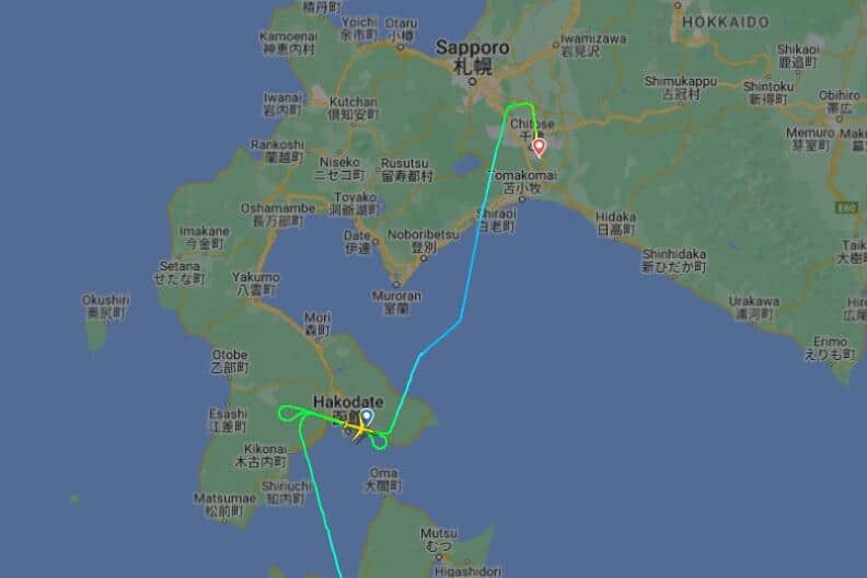 JL585便は、函館空港で2回ゴーアラウンドして新千歳空港に向かった（画像は「フライトレーダー24」から）