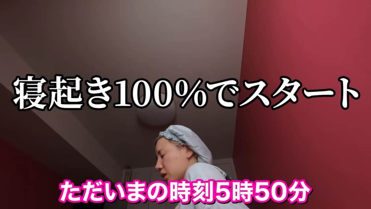 ピンクの壁紙が使われた自宅。YouTubeチャンネル「仲里依紗です。」の動画より
