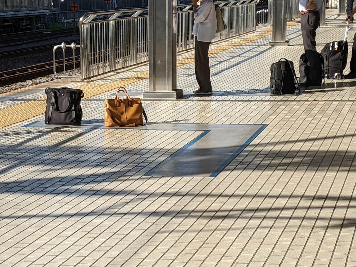 小田原駅で、荷物で場所取りをする様子