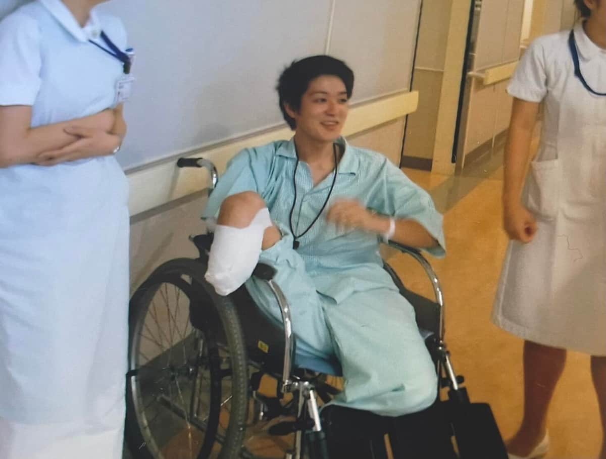 11年前の事故の後、看護師達と談笑する入院中の山田千紘さん