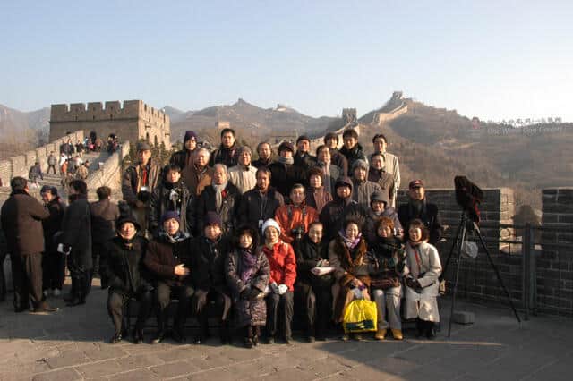 旧民主党の訪中団が北京の天壇公園で撮影した集合写真（写真は旧民主党のアーカイブサイトから）
