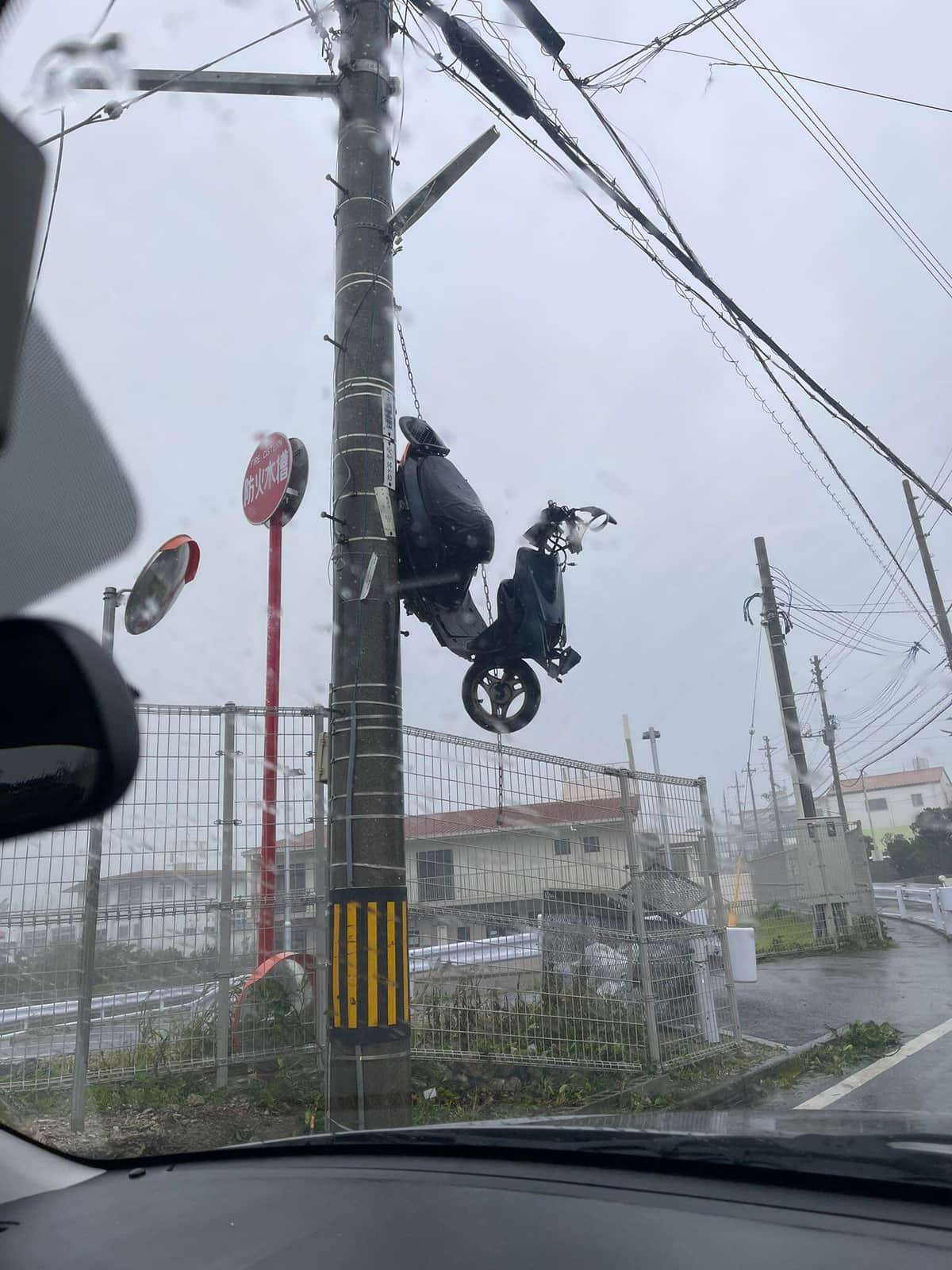 台風6号の影響？電柱からバイク釣り下がる写真拡散　宜野湾市役所が「真偽確認中」