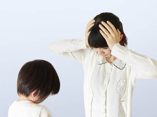 子育てに悩む親（イメージ）