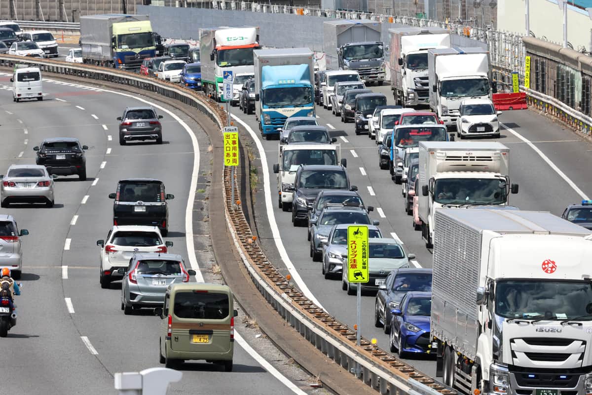 お盆は「ヤバいドライバー」が急増する？　帰省シーズンの高速道路での運転、体験談から学ぶ教訓