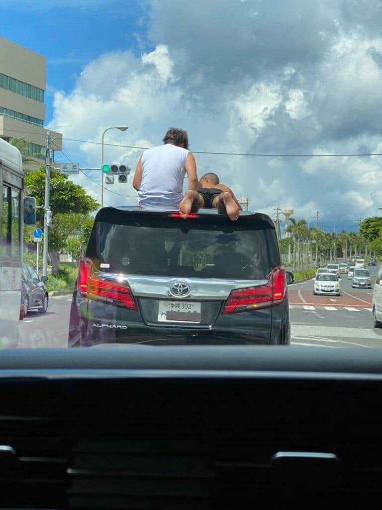 車のルーフに「箱乗り」した2人（写真は、なーりー＠Ikouyo24さん提供）