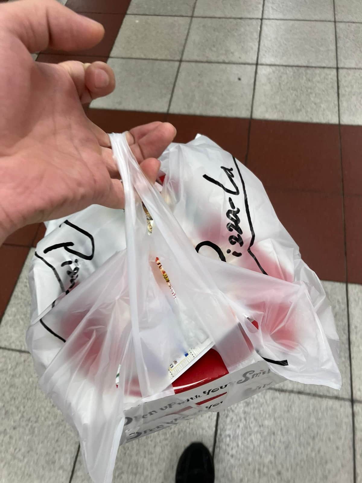 荻窪駅のホームで購入されたというピザ（写真提供：Xユーザー＠yuki_kou1108さん、話題になった投稿とは異なります）
