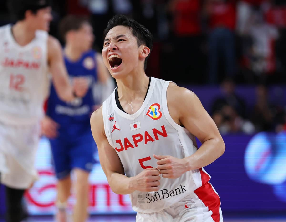 バスケW杯、日本代表が勝った瞬間...　河村勇輝の行動に称賛「礼儀正しい」「育ちの良さ感じる」