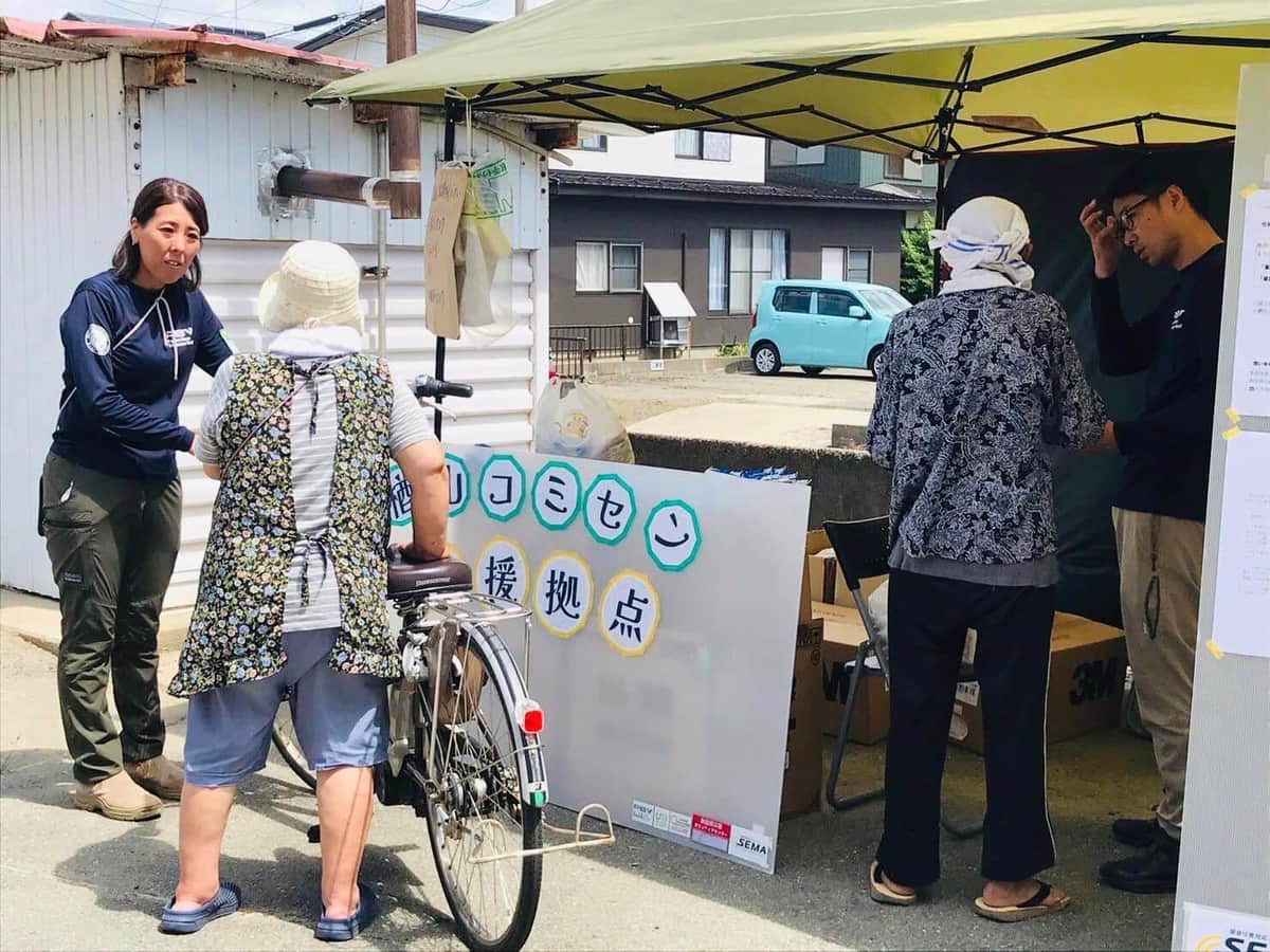 住民の話に耳を傾ける（写真提供：ピースボート災害支援センター）