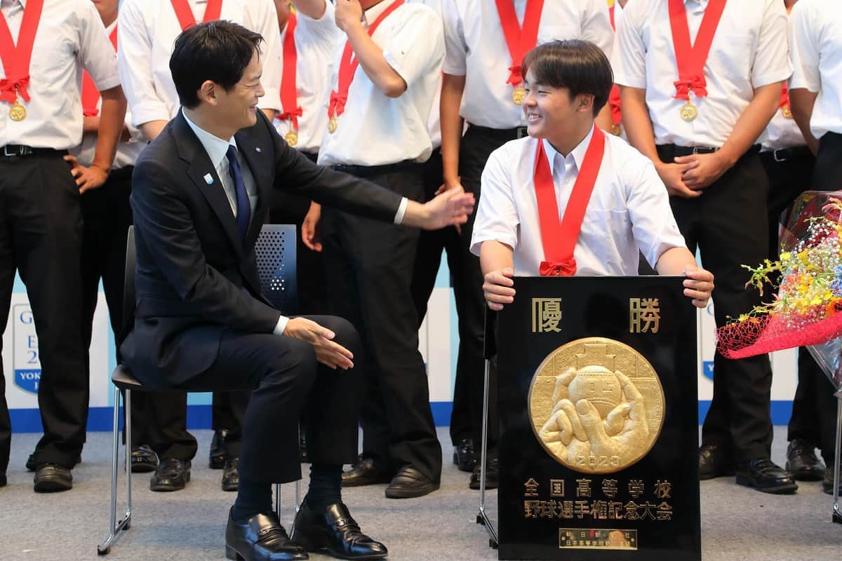 イベント終了後に談笑する横浜市の山中竹春市長（左）と慶応義塾高校の大村昊澄選手（右）