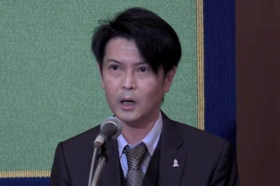 記者会見で発言する「忍者」元メンバーの志賀泰伸氏。メディアの責任にも言及した（写真は日本記者クラブの配信動画から）