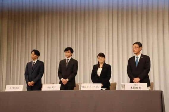 記者会見に登壇した井ノ原快彦さん、東山紀之さん、藤島ジュリー景子前社長、木目田裕さん