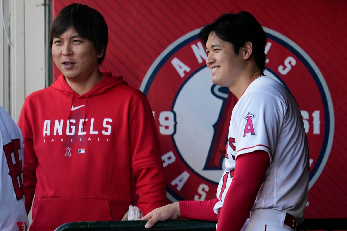 大谷選手と談笑する水原氏（写真：AP/アフロ）