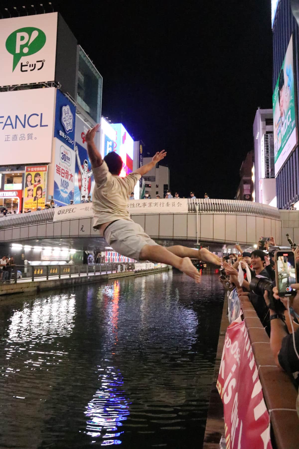 話題となった「道頓堀ダイバー」（写真：アフロ）