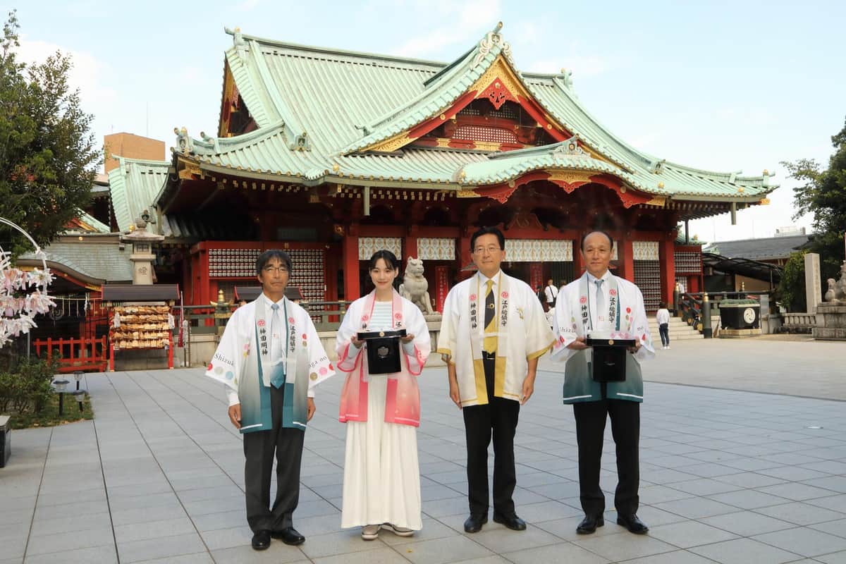 発表会は東京・神田の神田明神で開かれた。左から2番目がのんさん、3番目が岩手県の達増拓也知事