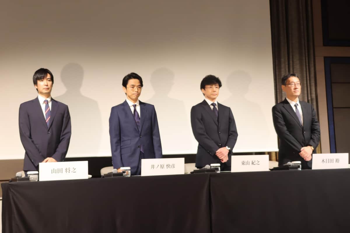 2023年10月2日に記者会見を開いた（左から）山田将之氏、井ノ原快彦氏、東山紀之氏、木目田裕氏