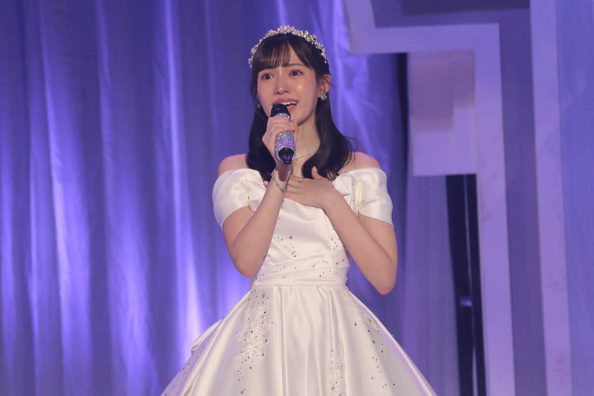 HKT48の運上弘菜さん。純白の卒業ドレス姿でファンへの感謝を口にした