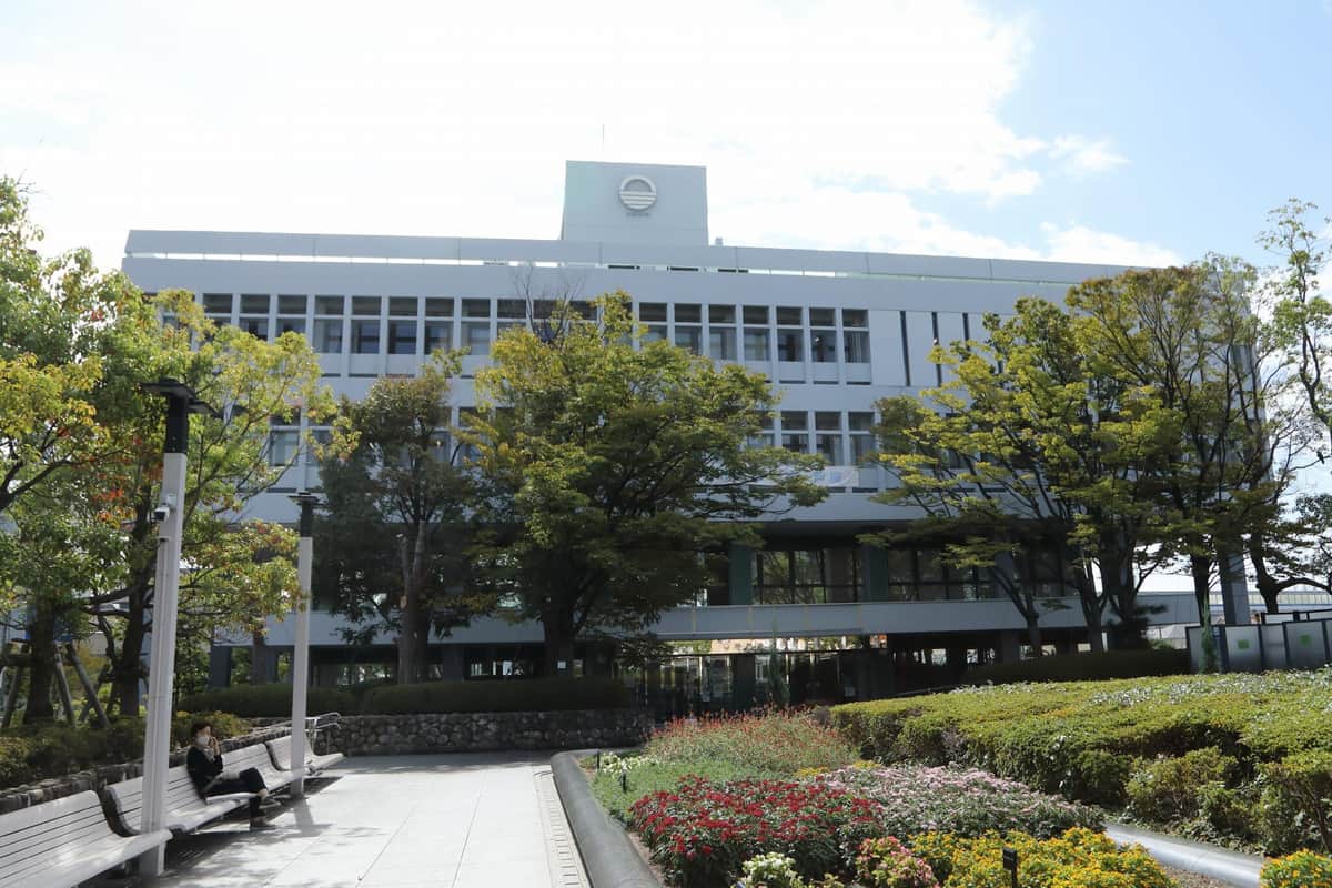 芦屋市役所。髙島崚輔さんは2023年4月に市長に当選し、5月に就任した