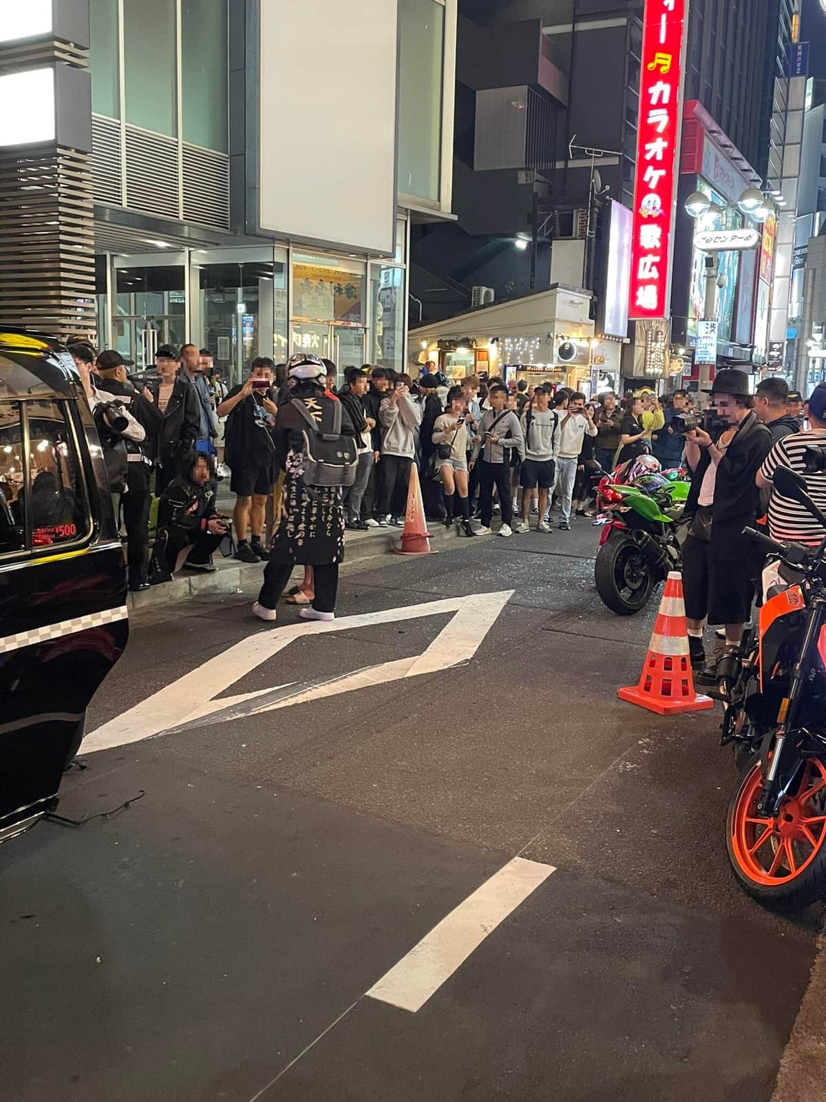 渋谷ハロウィーンで「特攻服ライダー」が暴走事故　タクシーに突っ込み周囲騒然...目撃者「やっちまった...という感じに見えた」