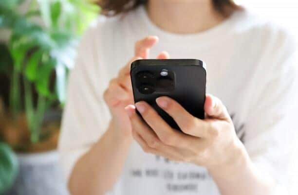 「フリック入力」15～24歳女性が断トツに多い　ガラケー世代の「トグル」だとスマホ生活に差が？