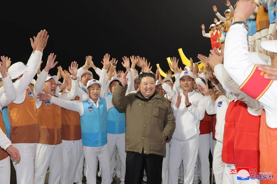 打ち上げは金正恩総書記も視察した(写真は朝鮮中央通信から)