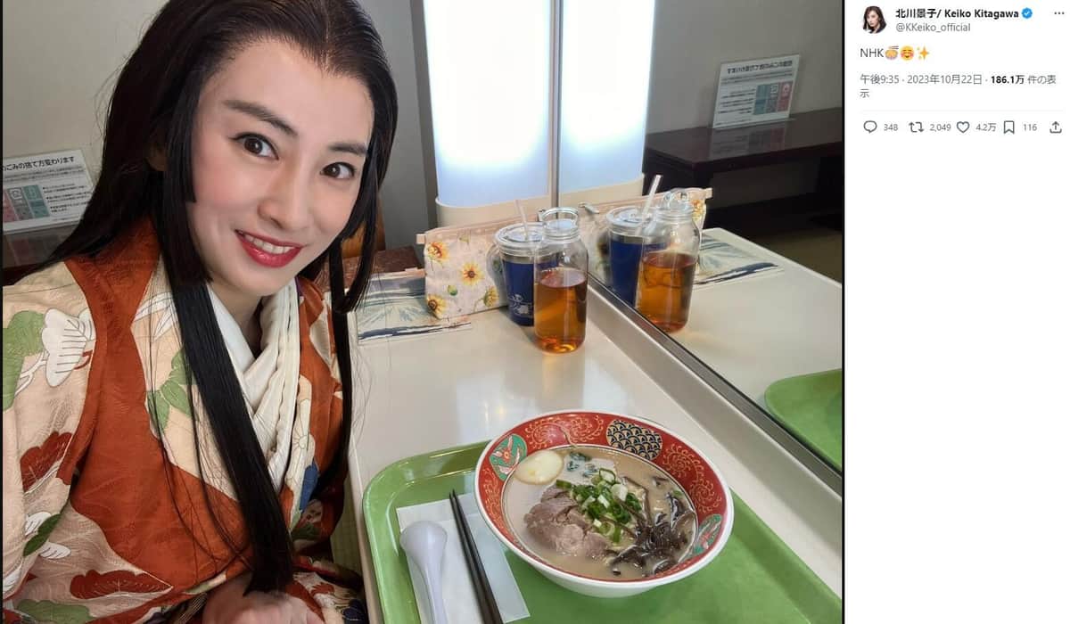 着物姿でラーメンを食べようとする写真を公開したことも。北川景子さんのX（@KKeiko_official）より