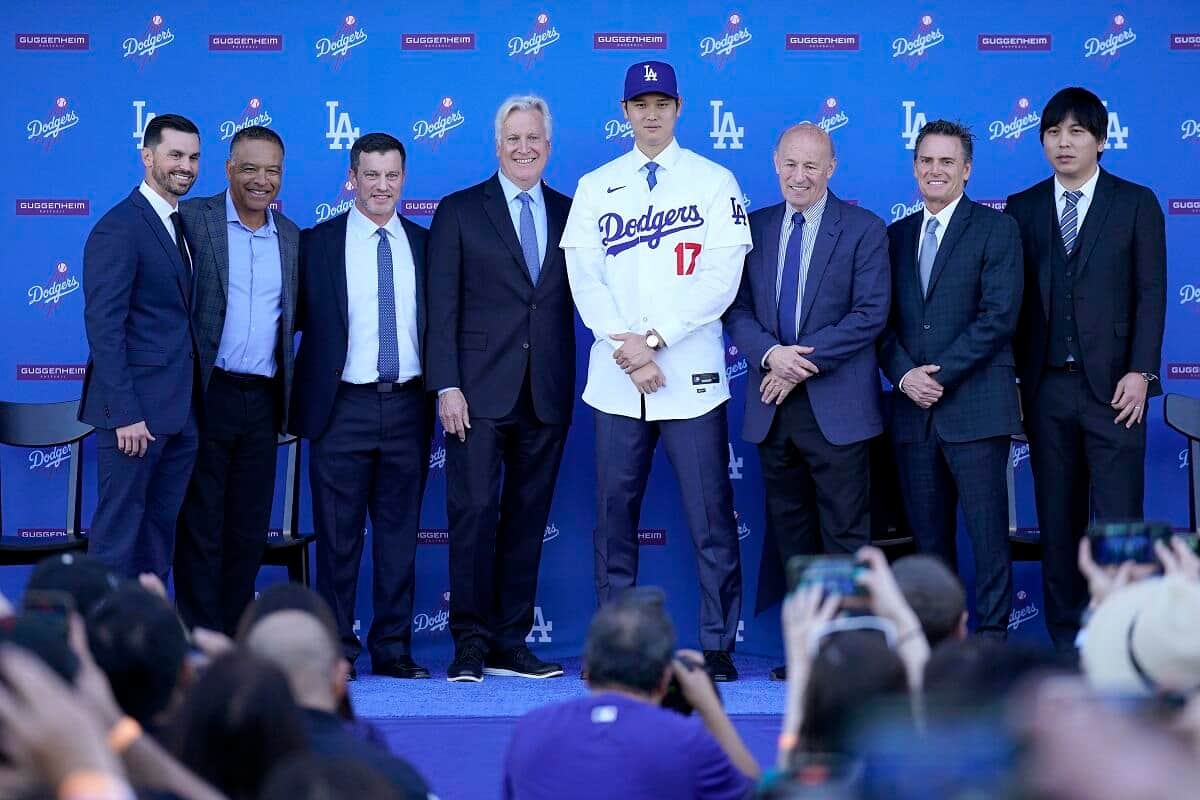 大谷翔平の入団会見で横並びに立つ登壇者ら（写真：AP/アフロ）