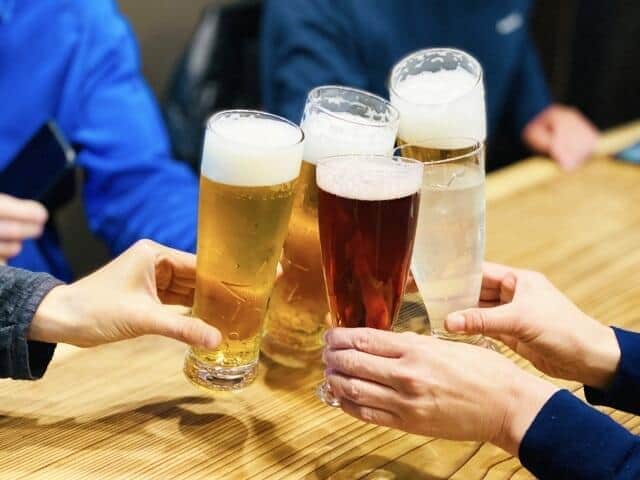 乾杯で始まる接待の飲み会