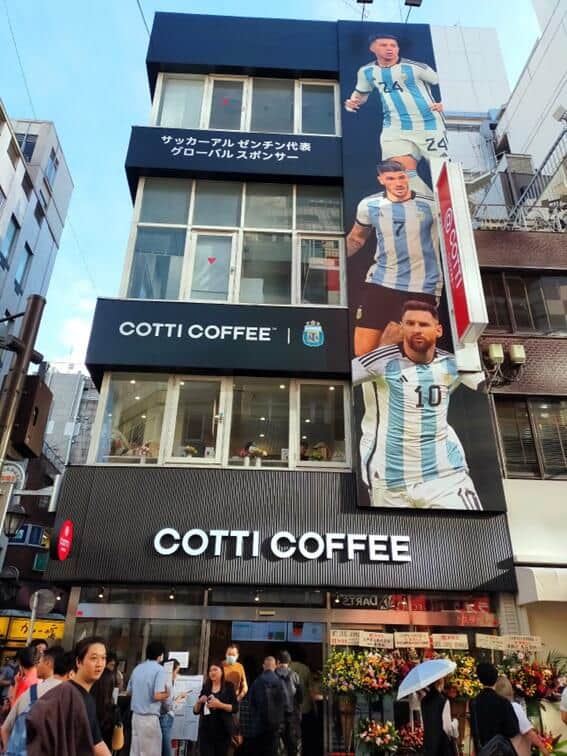 アルゼンチン代表の広告が目を引くCOTTI COFFEE池袋店