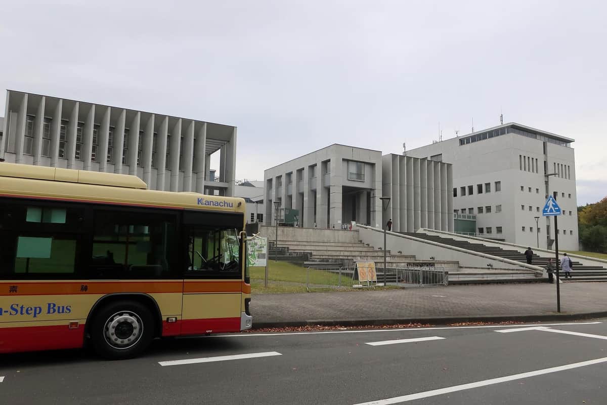 慶應義塾大学湘南藤沢キャンパス（SFC、神奈川県藤沢市）。今は湘南台駅からバスで15分。鉄道がここまで延伸される日は来るのか