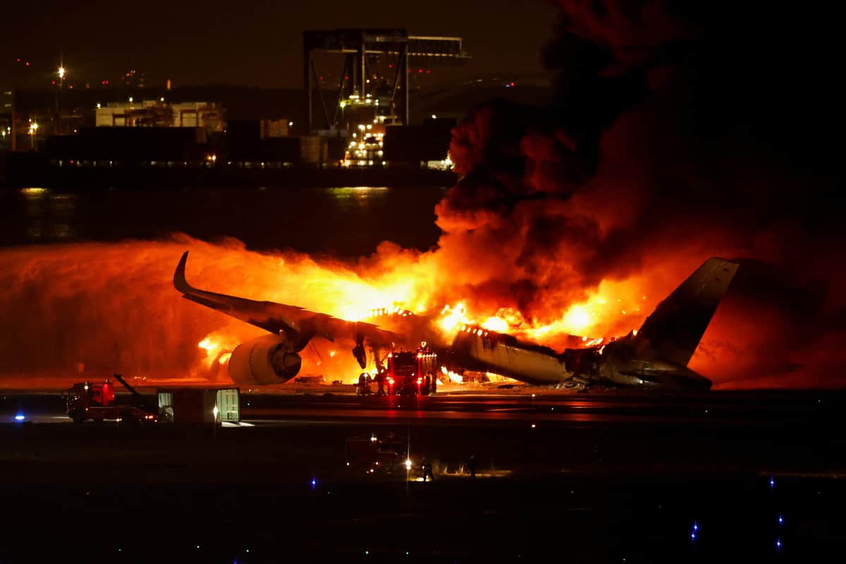 羽田空港で炎上する日本航空（JAL）の機体。乗客乗員379人は全員が脱出したが、ペット2匹は救出できなかった（写真：ロイター/アフロ）