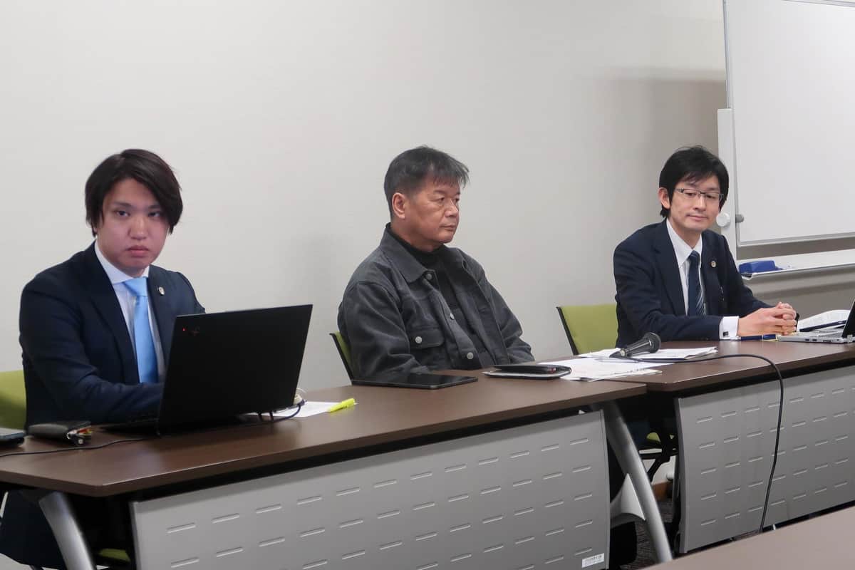 松竹氏には3人の弁護士がつく。そのうち2人が記者会見に出席した