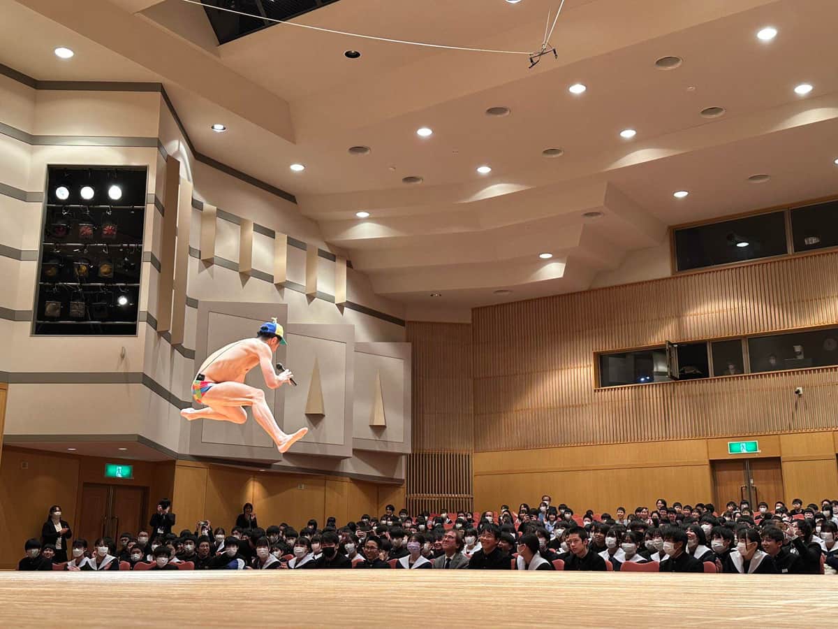 講演でもパフォーマンスでは上半身も裸だ（写真は小島よしおさんのXから）