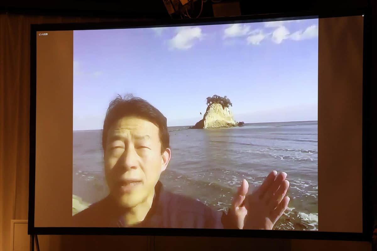 近藤和也衆院議員は、地震で形が変わった名勝の見附島をバックに、Zoomで被災地の状況を報告した