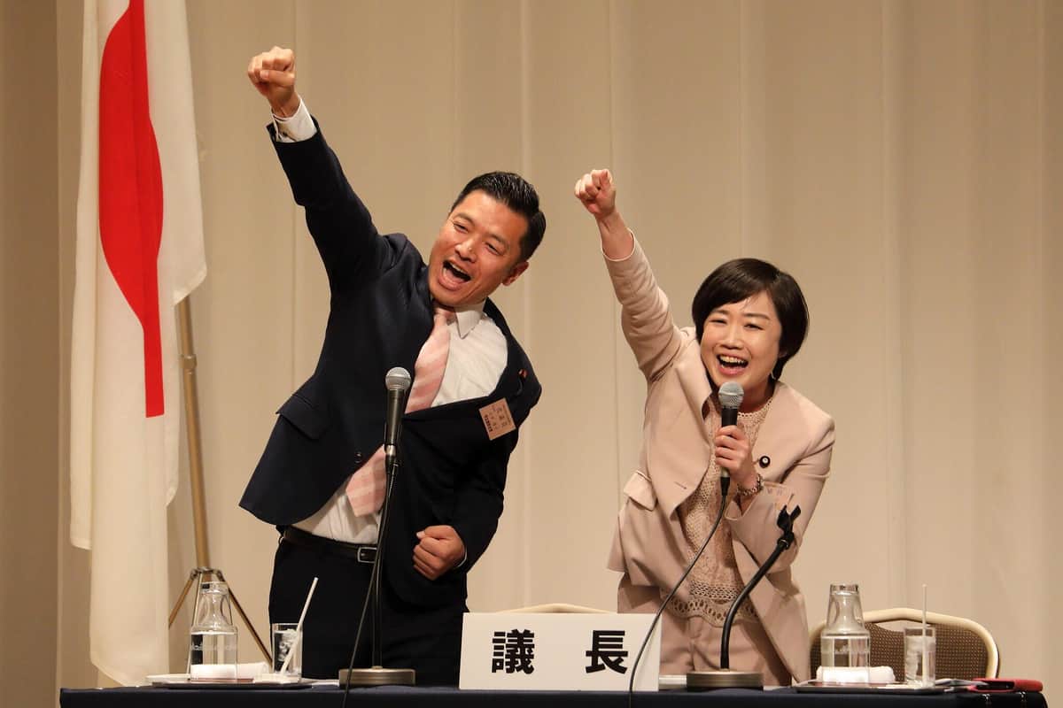 議長を務めた山田勝彦衆議議員（左）と村田京子参議議員（右）。選任時でのあいさつでも「政権交代」を口にした