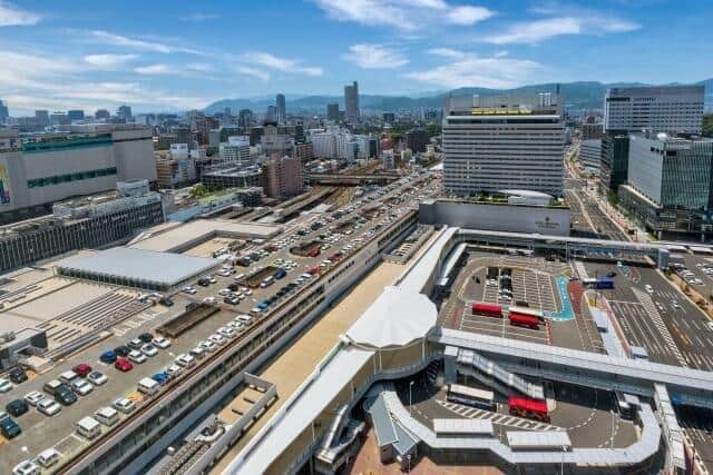 地盤沈下が止まらない！？（写真はJR広島駅北口）