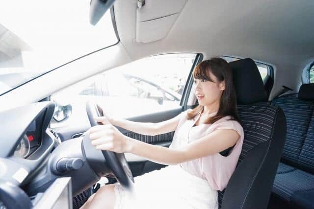 運転を楽しむ女性