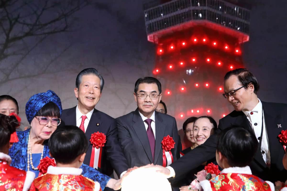 式典では点灯スイッチを押して新年を祝った。中央が中国の呉江浩・駐日大使、その左が公明党の山口那津男代表