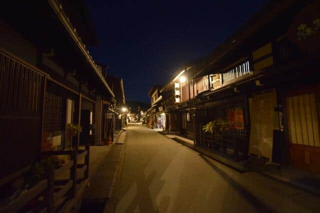 夜の高山の市街地