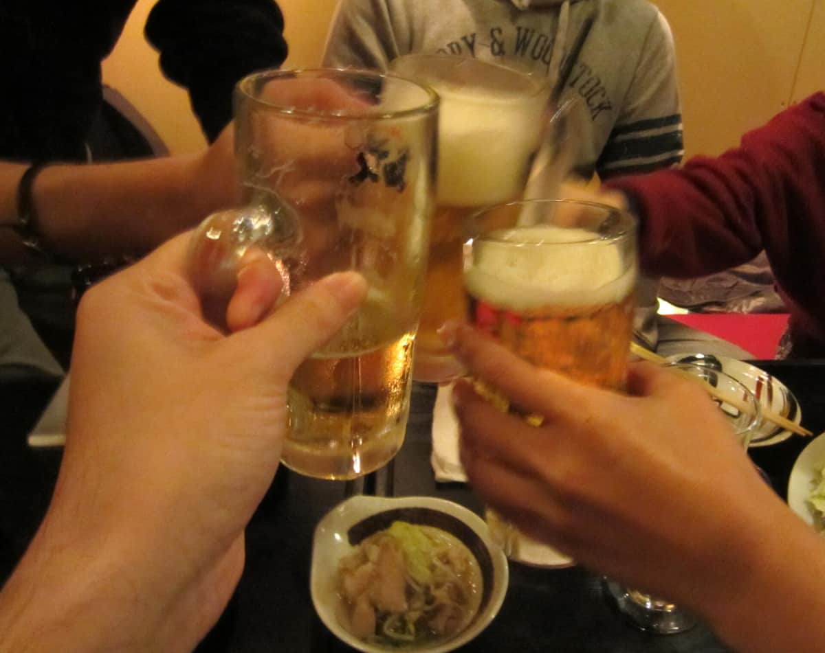 飲み過ぎは依存症リスクが（写真はイメージ）