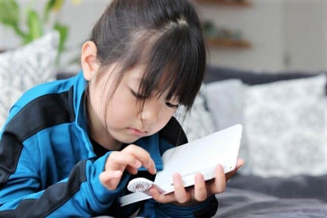 子どもの「初スマホ」10.5歳で下げ止まり？　「健康への悪影響」スマホの心配事に...専門家アドバイス「最初と、成長過程での話し合い大事」