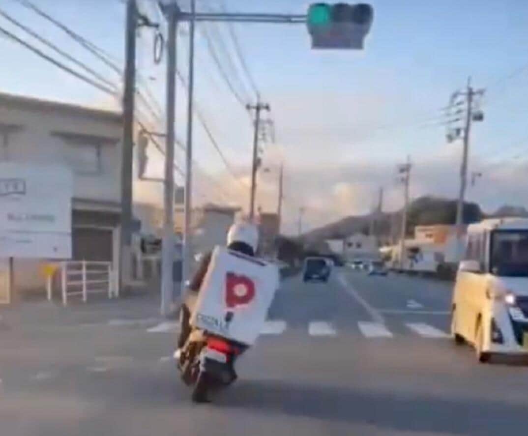 蛇行運転するバイク（爆サイ.com＠bakusai_com投稿の動画から）