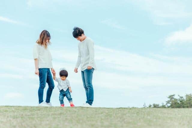 男性育休取得、「夫婦同時にとるか」「交代か」？