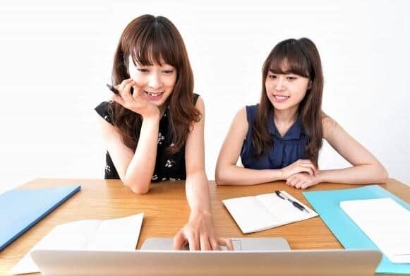 パソコンルームで勉強する女子学生（写真はイメージ）