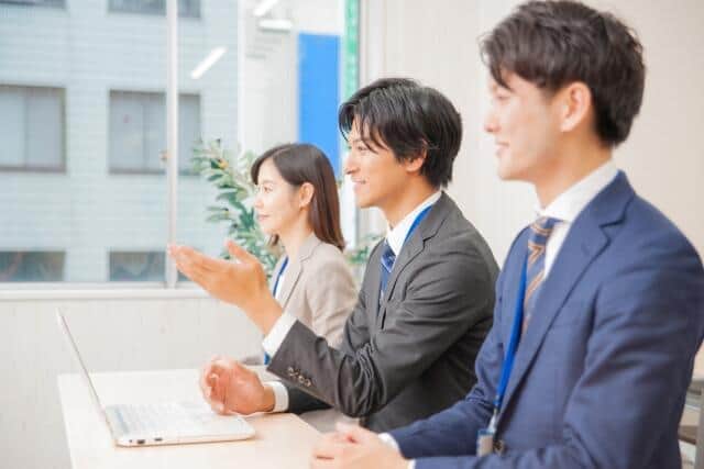 複数名を相手に面接は、さすがに緊張する！？