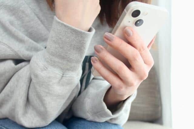 「ネット利用はスマホだけで」女性66％、男性41％　圧倒的に女性が多い背景に4つの理由