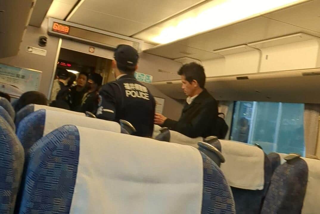 車内に警察が入った後の様子（写真は、たんばじ＠SSiro08さん提供）