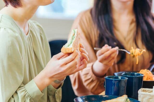 カフェでは周囲の話し声が聞こえる