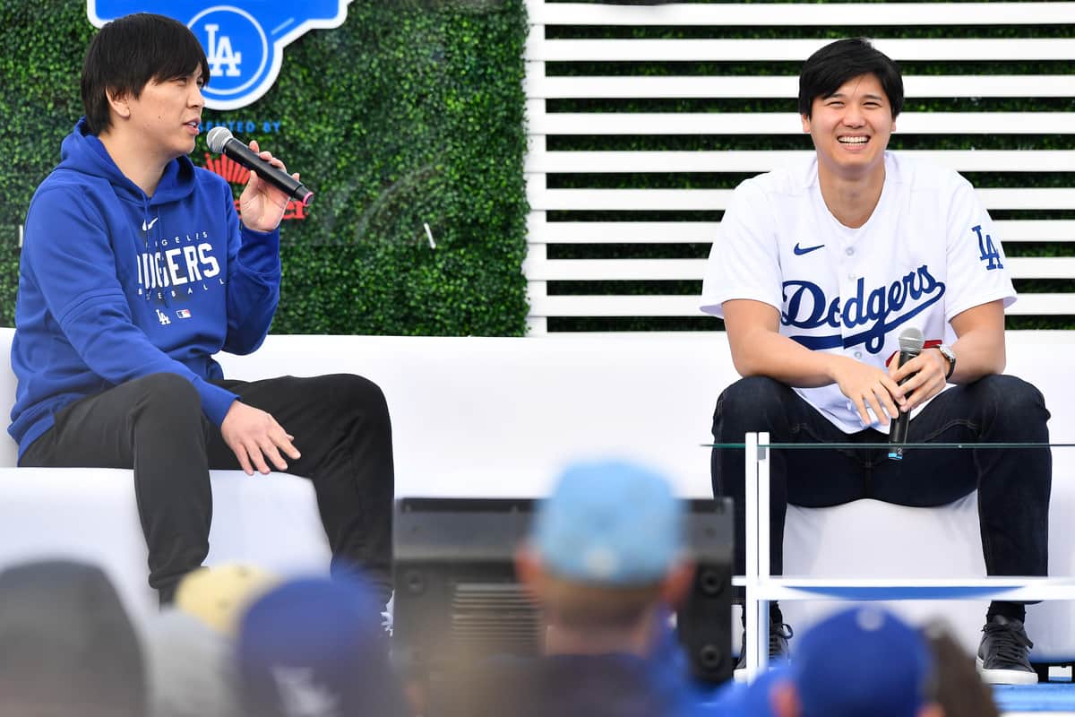 2月3日に開かれた「ドジャースファンフェスタ」での水原一平氏（左）と大谷翔平選手（右）（写真：アフロ）