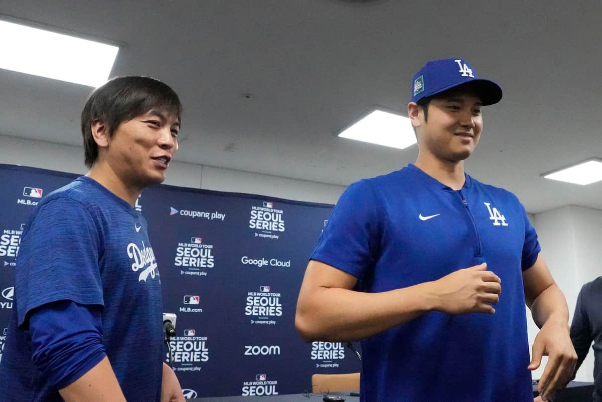 大谷翔平選手（右）と水原一平氏（左）（写真：AP/アフロ）